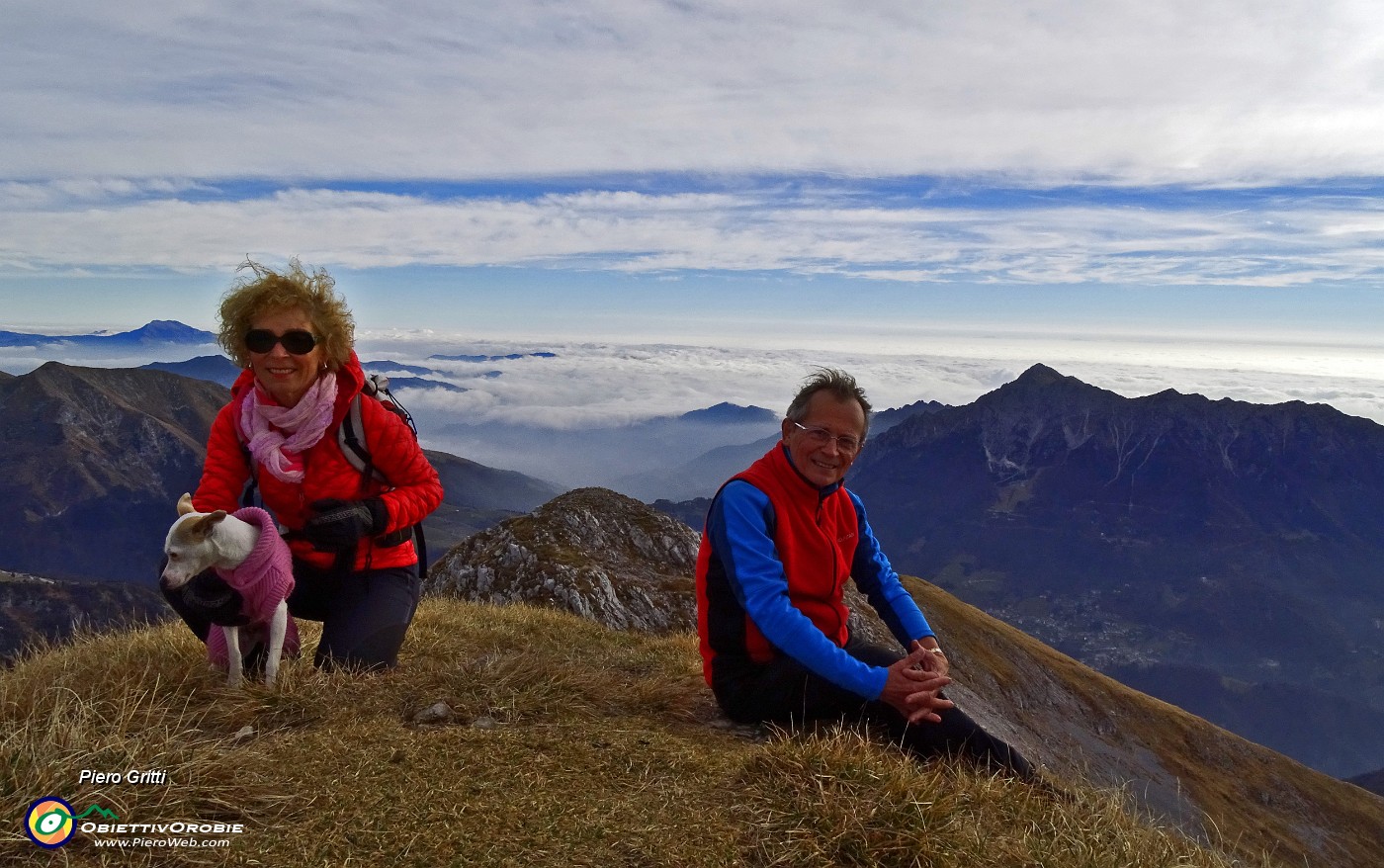 49 Alla croce di Cima Menna con vista in Alben.JPG -                                
